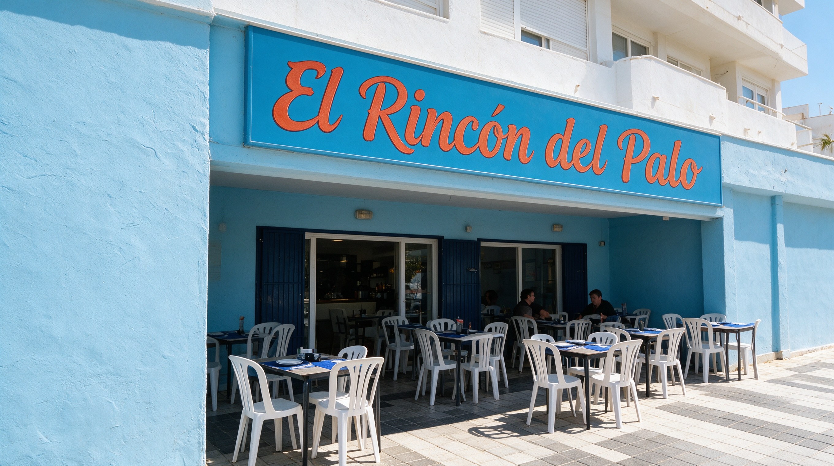 Fachada azul de freiduría-marisquería con terraza exterior y su rótulo naranja en Teatinos